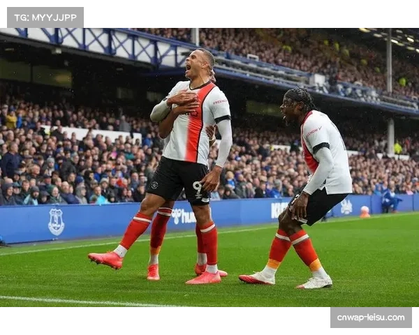 卢顿0-3负于伯恩利,提前三轮确定降入英冠 卢顿0-3负于伯恩利,提前三轮确定降入英冠